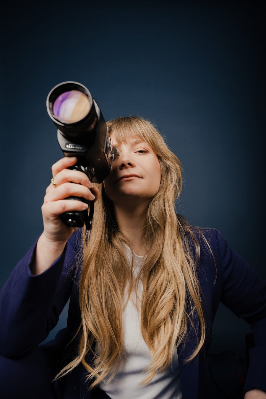 Portrait personnel branding de Zoé avec un caméscope | © Lucile Dizier
