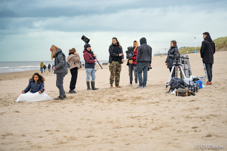 L'équipe de tournage pour un clip vidéo sur la plage | © Vizual Studio