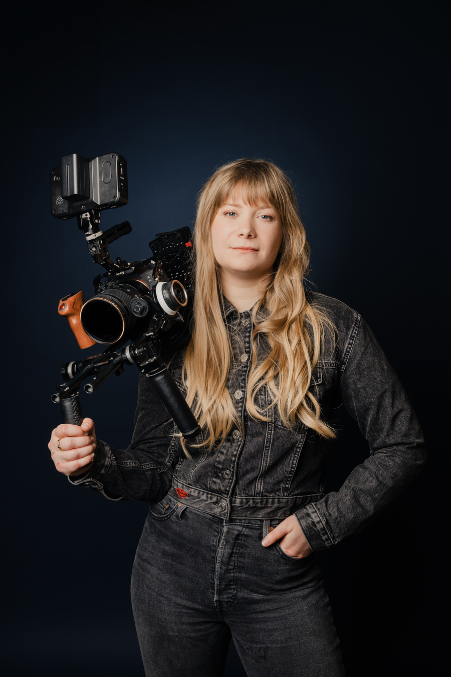 Photographe professionnelle basée à Namur avec sa caméra  | © Lucile Dizier