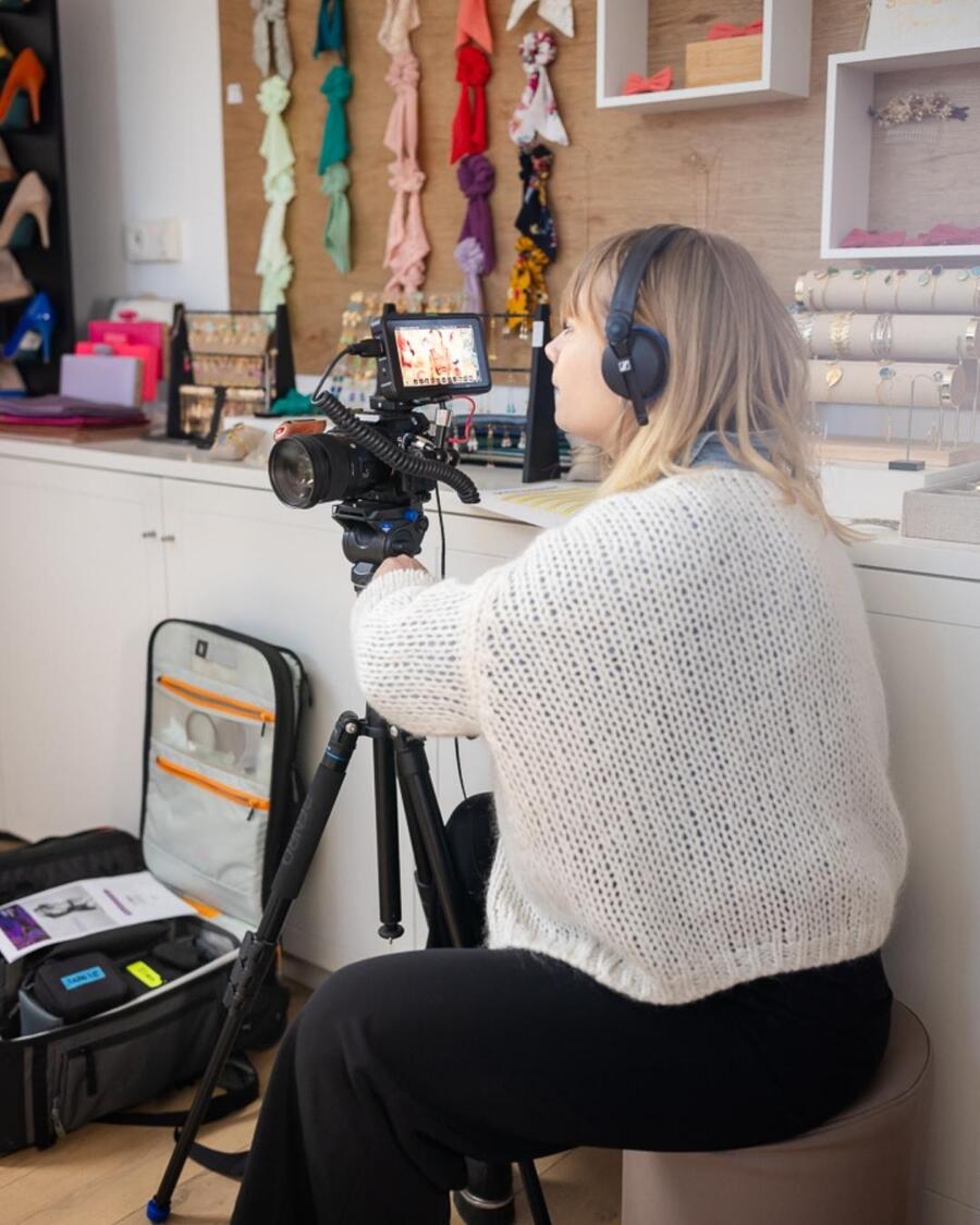 Zoé entrzin de filmer  | © Vizual Studio